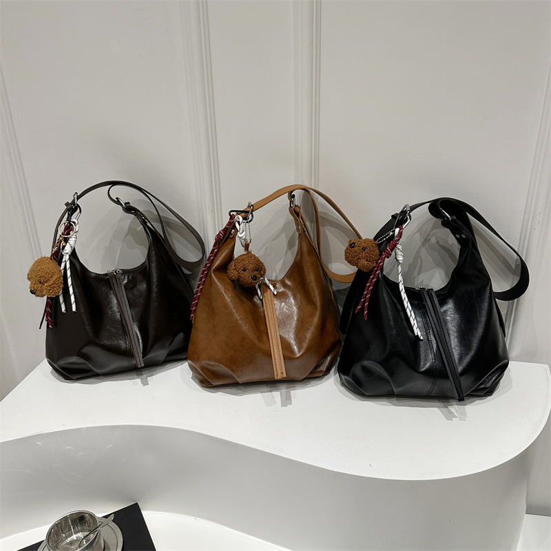 Cross-border casual retro large-capacity bag for women, 2024 new winter commuting single-shoulder crossbody bag, fashionable dumpling bag Application Scenario