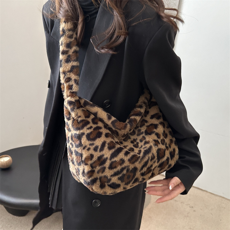 A niche design women's bag for autumn, a fashionable and trendy single-shoulder underarm bag, a beautiful hand-carry bag, and a personalized tote bag Specification drawing