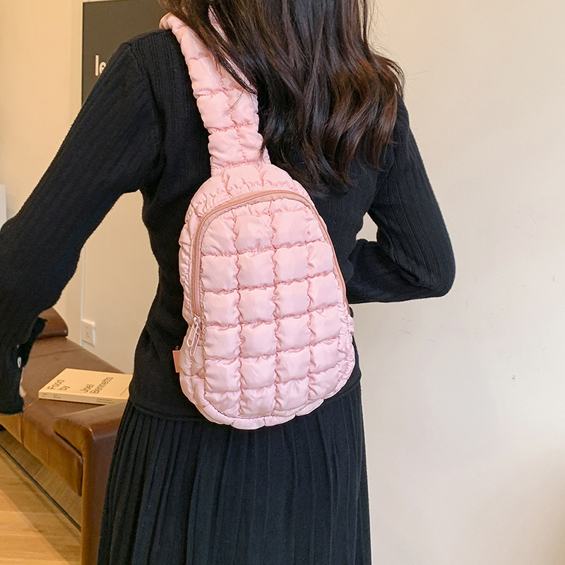 The new stylish and cute cloud bag, a solid color diamond-shaped single-shoulder underarm bag, is trendy and versatile, and a personalized crossbody bag Specification drawing