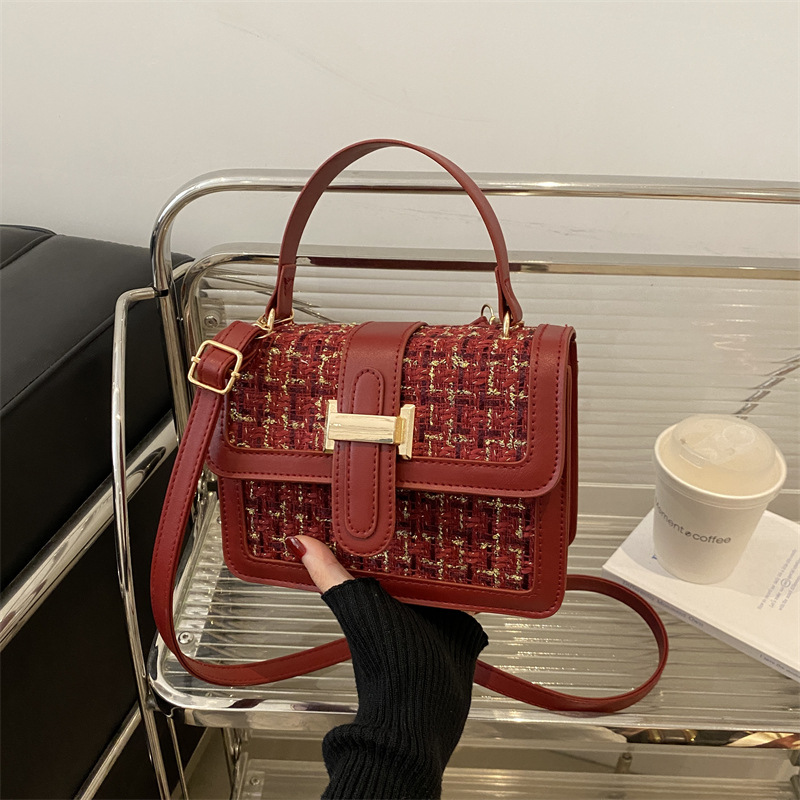 This is a new winter 2024 Korean-style simple and high-quality square women's bag made of woolen checkered fabric full figure