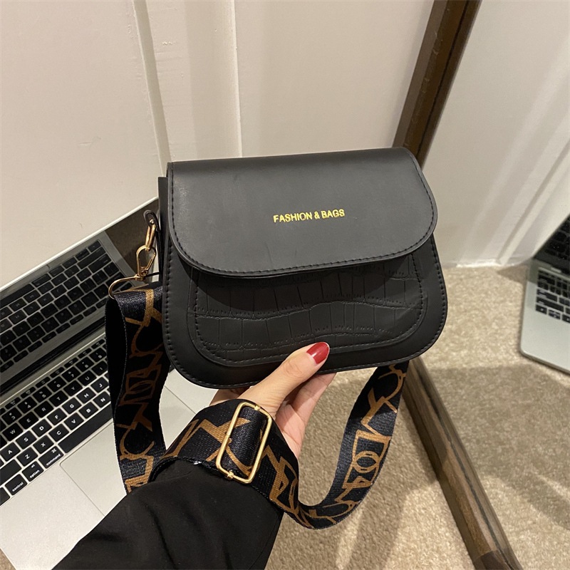 A stylish winter casual 2023 new stone-patterned solid color urban simple and trendy single-shoulder bag, a trendy crossbody small square bag Specification drawing