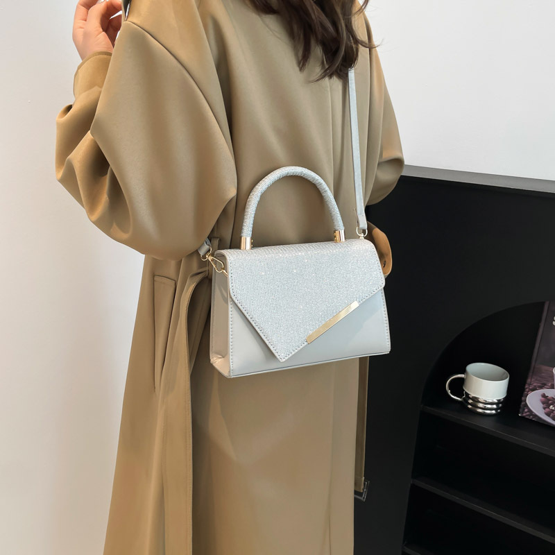 The 2024 new French niche fashion women's bag features a combination of underarm bags for commuting, hand-held women's bags, and a crossbody bag, creating a cross-border trend Specification drawing