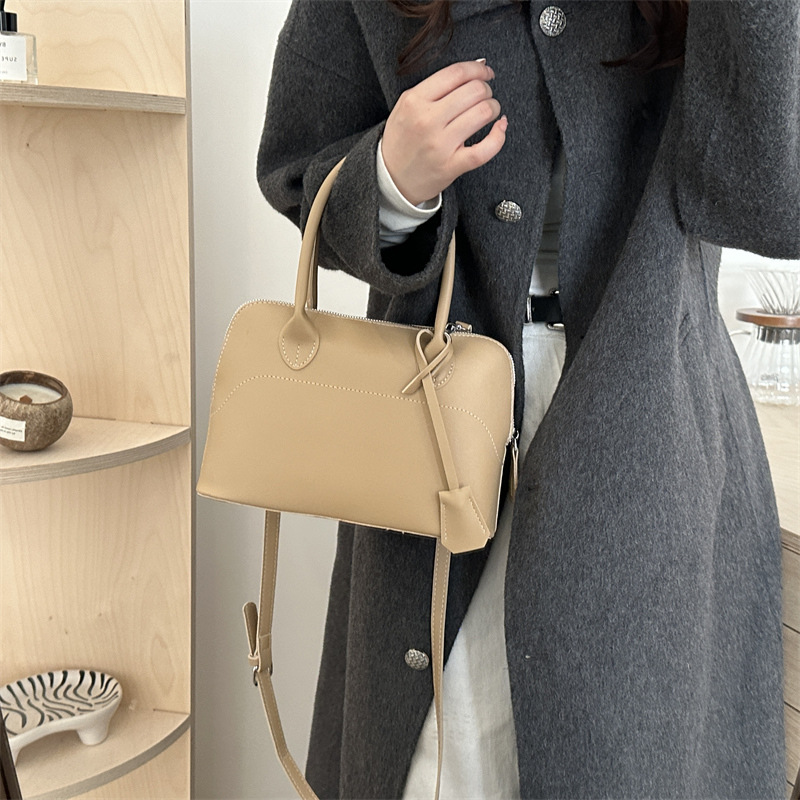 A retro matte bag for women, a new autumn/winter 2024 fashion and casual single-shoulder bag with a niche and high-end feel details Picture