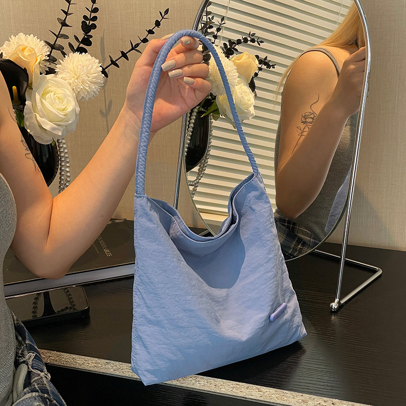 Colorful Fox Korean Instagram's new women's handbag is lightweight, casual and versatile. It's a lightweight nylon fabric bag Specification drawing