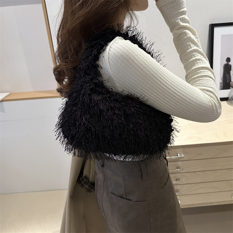 A new autumn and winter plush handbag from Europe, America, Japan and South Korea in candy color, cute and fashionable. It is a cotton candy hand-held armpit bag Specification drawing
