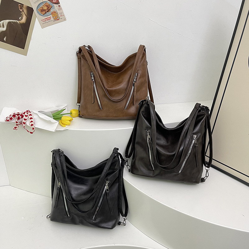 Trendy large-capacity tote bag for women 2024 New style, fashionable and versatile backpack, casual double-zipper commuting single-shoulder bag Application Scenario