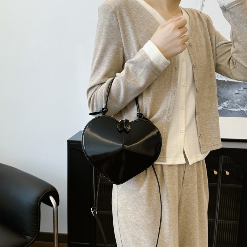 The 2024 new love bag is a popular online item, a high-end single-shoulder crossbody red wedding banquet bag for women, the same style as celebrities details Picture