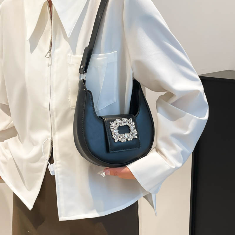 The new 2025 underarm bag for women features a niche design with a high-end feel. It is a trendy single-shoulder crossbody bag for commuting and a stylish crescent-shaped bag Specification drawing