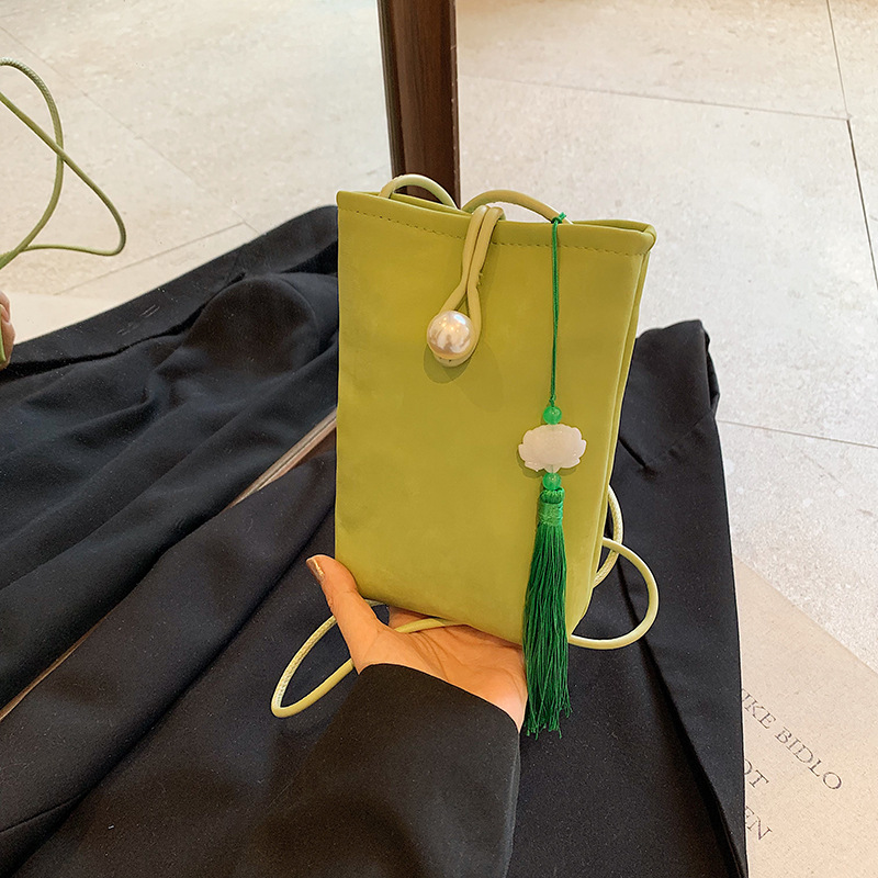 A trendy mini handbag for ladies in 2024, a versatile and fashionable crossbody bag and a single-shoulder phone case full figure