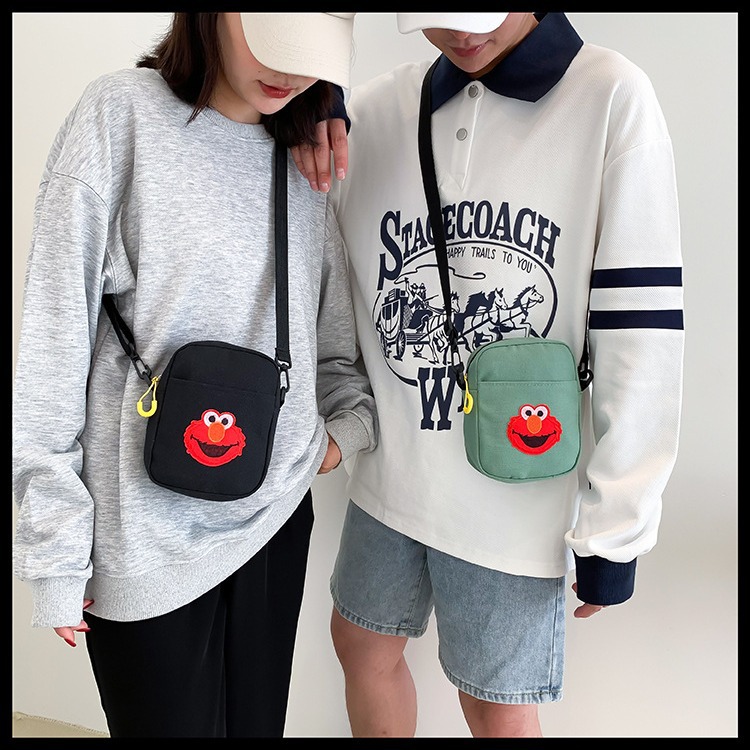 A new 2024 stylish and versatile single-shoulder crossbody bag with a large capacity. A cool and trendy Sesame Street sports bag for women on the street Application Scenario