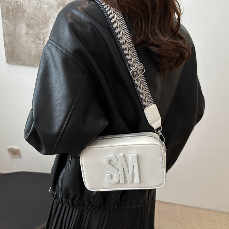 Cross-border Women's Bag 2024, candy-colored fashionable single-shoulder crossbody bag, versatile camera bag, wide shoulder strap, letter small square bag details Picture