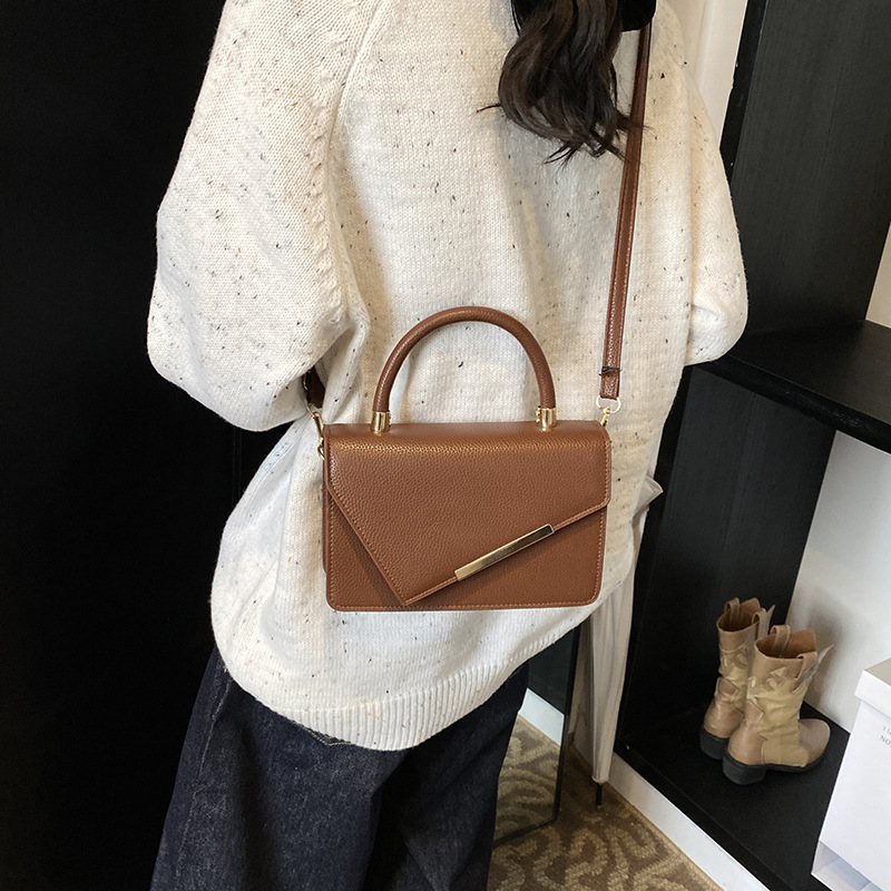 Casual, trendy and elegant crossbody shoulder bag 2024 new retro and simple commuter autumn square bag for women details Picture
