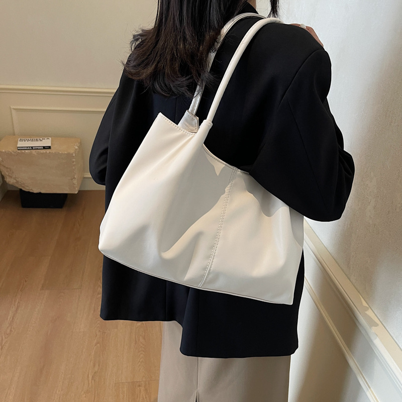 The new women's bag with a niche design for 2024, a winter retro tote bag, is versatile and has a large capacity for commuting and school details Picture