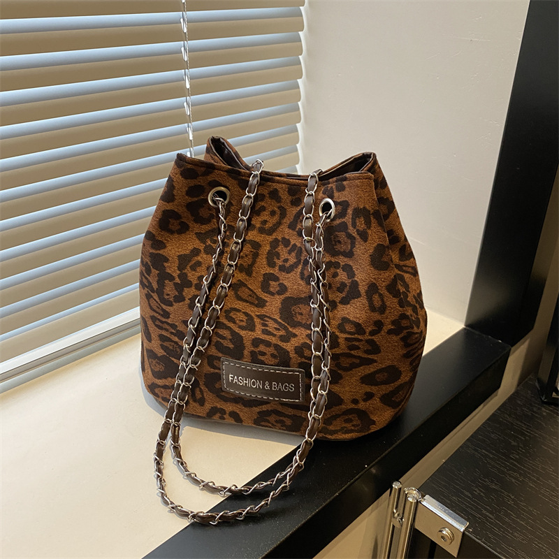 Retro texture small bag for women, 2024 new style fashionable leopard print bucket bag, autumn popular chain crossbody bag full figure