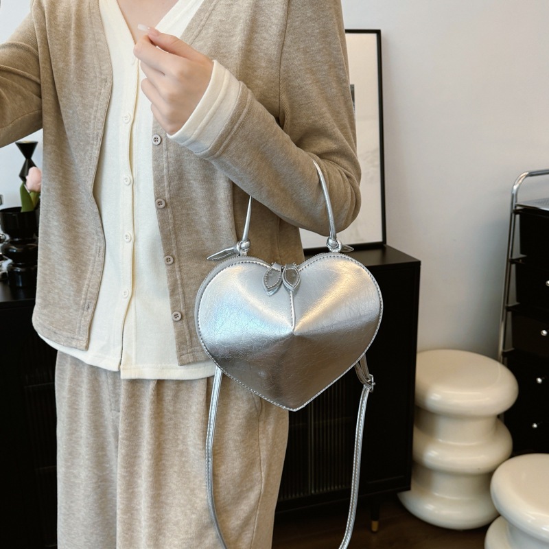 The 2024 new love bag is a popular online item, a high-end single-shoulder crossbody red wedding banquet bag for women, the same style as celebrities Application Scenario