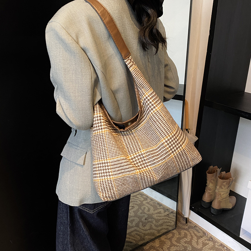 Large-capacity fashionable checkered bag for women, new autumn/winter 2024, Korean style contrasting color underarm bag, versatile single-shoulder handbag details Picture