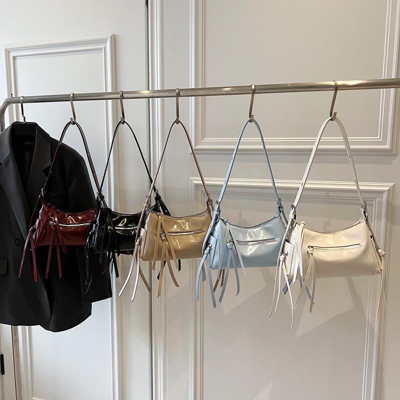 A fashionable and retro large-capacity single-shoulder bag for women, a new spring 2025 handbag with a fresh and light texture, a Korean-style casual bag Application Scenario