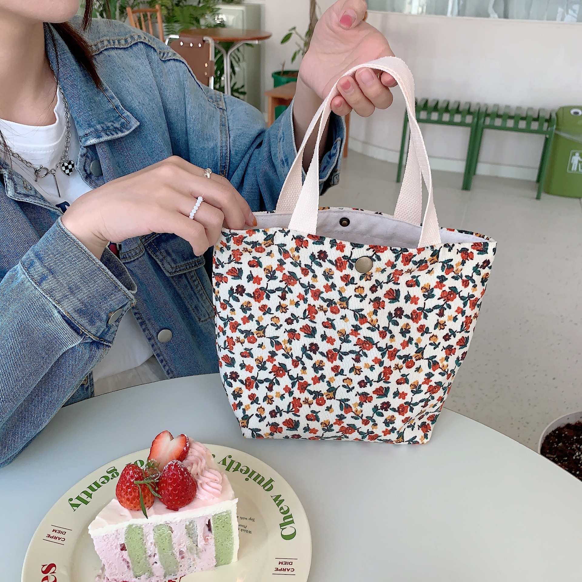The 3393 corduroy retro and cute hand-held bag is versatile for work, hand-held lunch boxes, and student lunch boxes Specification drawing