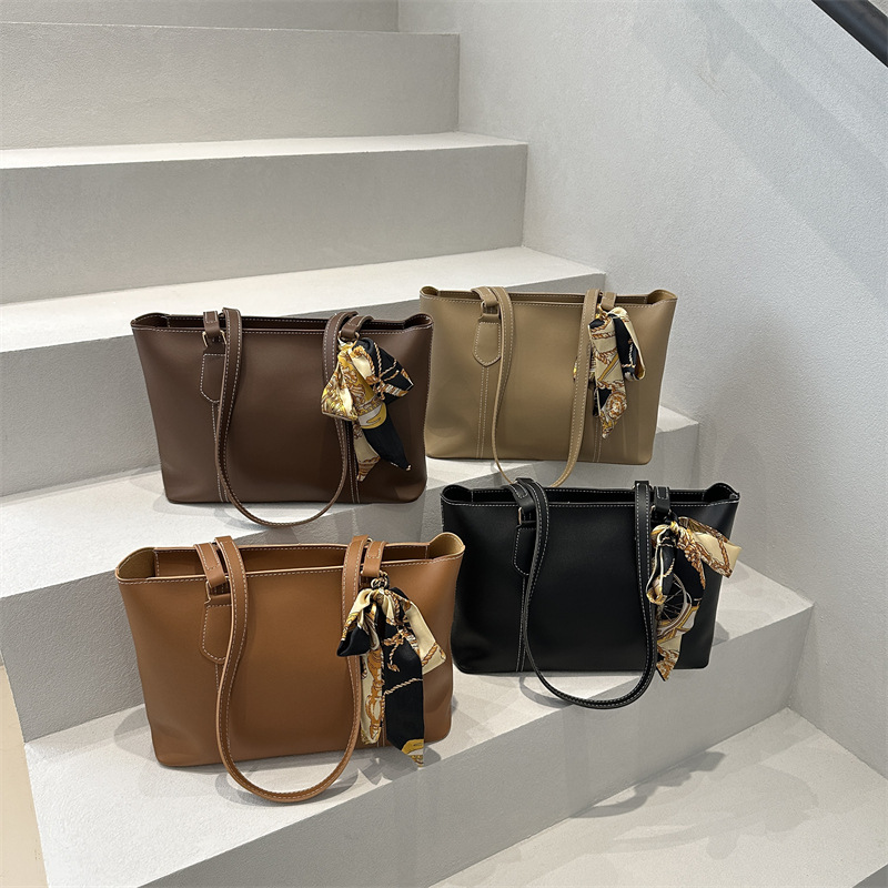New trendy and niche casual underarm bag with large capacity and retro European and American style, simple ins single-shoulder bag and bucket bag Application Scenario