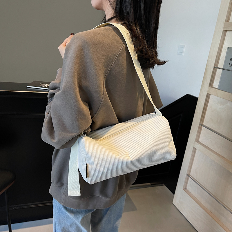 Corduroy bags are versatile for women in winter. The new 2024 fashionable single-shoulder crossbody bag is popular this year, and the women's pillow bag is in fashion details Picture