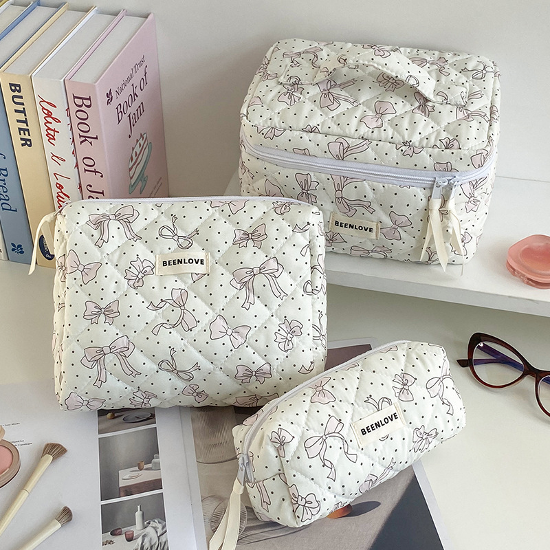 Runhui Fluctuation Butterfly Shadow Makeup Bag, large-capacity storage bag, Fashionable quilted Makeup Bag, Butterfly Pattern Makeup Bag details Picture