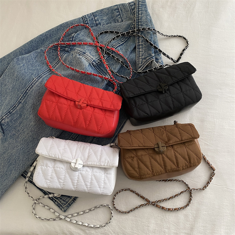 Cross-border versatile crossbody bag for women in autumn 2024, new pearl diamond chain bag, high-end single-shoulder small square bag Application Scenario