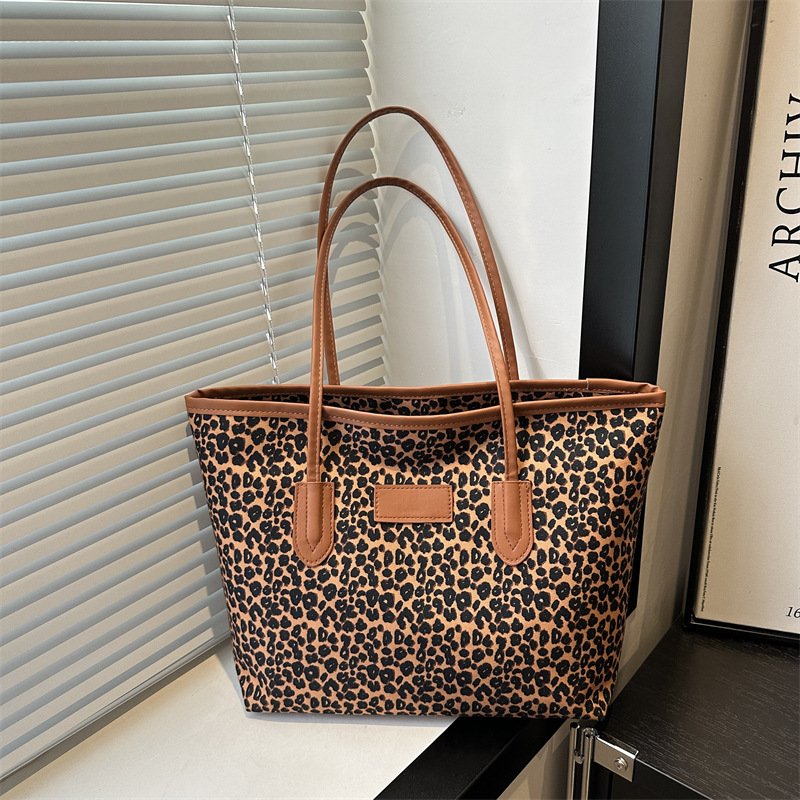 The 2024 new retro leopard print underarm bag is stylish and elegant, the single-shoulder bag is stylish and relaxed, and the tote bag is fashionable and high-quality full figure