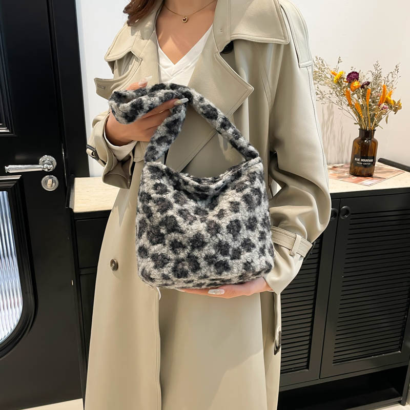 The new autumn InS-style furry single-shoulder bag, large-capacity fashionable leopard print tote bag, retro commuter bucket bag for women Specification drawing
