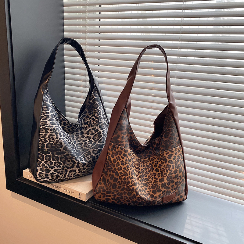 The new 2024 cross-border leopard print bucket bag is a versatile single-shoulder crossbody small bag. It exudes a high-end and stylish vibe for women and is a trendy handbag Application Scenario