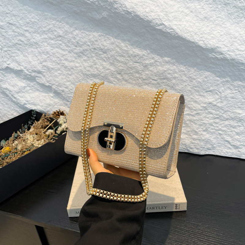A fashionable, retro and stylish 2025 spring new lock with a textured chain single-shoulder crossbody small square bag for women full figure