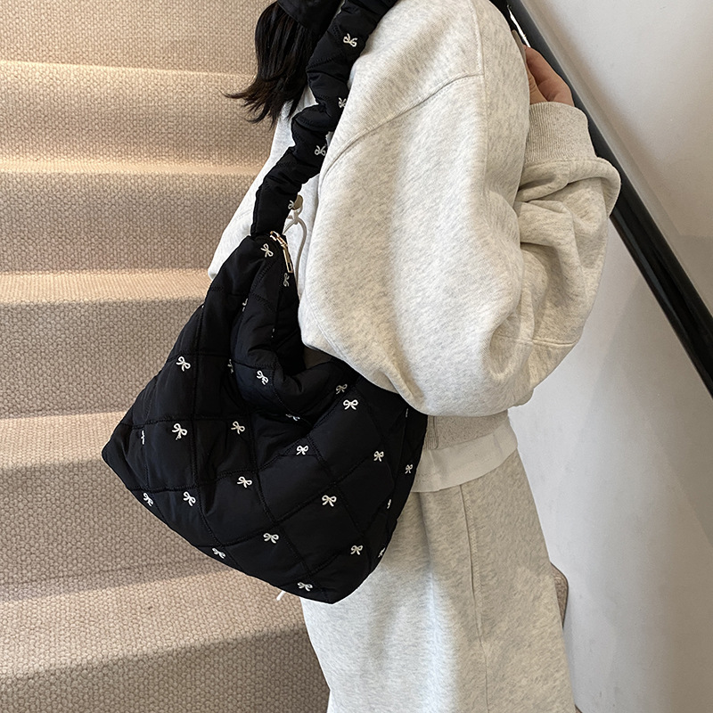 Large-capacity bag for women, 2024 new Korean version, niche commuter bow, college student class shoulder bag, crossbody bag Specification drawing