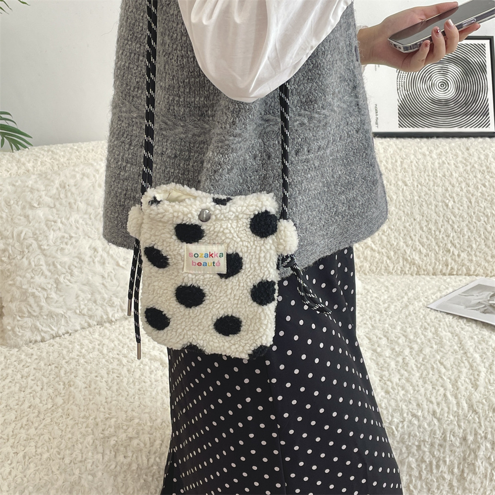 4112 Autumn and Winter Plush heart-shaped portable Storage Bag, single-shoulder crossbody bag for Shopping, Mobile phone and cosmetics storage bag Application Scenario