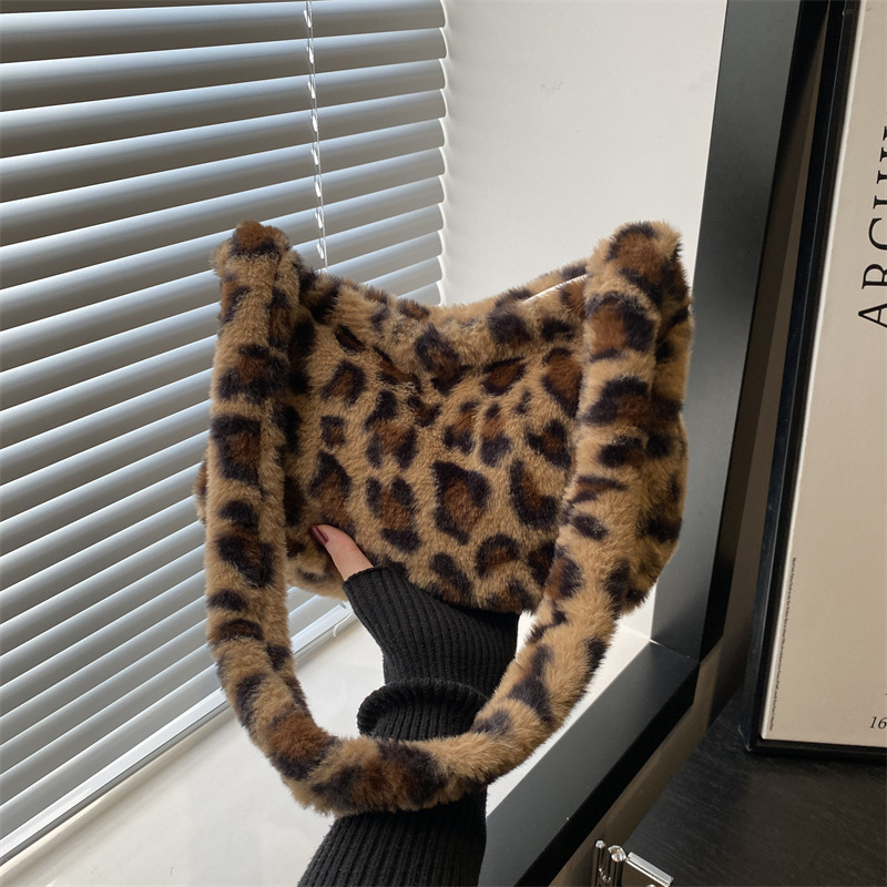 Underarm single-shoulder bag 2024 new style fashionable hand-held shoulder bag, stylish and hot girl leopard print ins women's bag, plush bag full figure