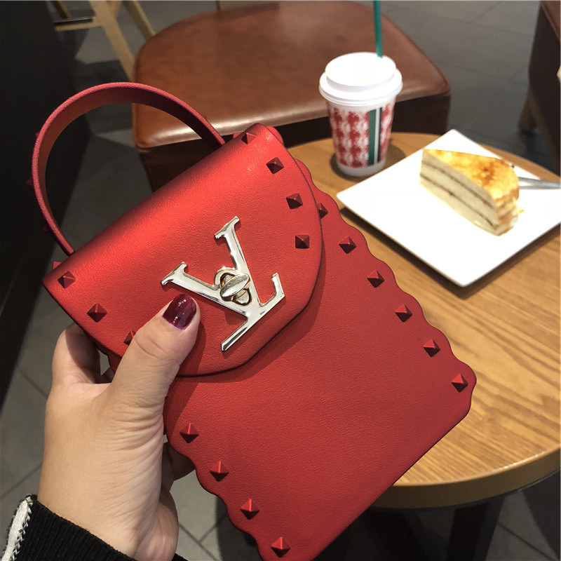 New products in 2025: jelly bag, pvc mobile phone bag, chain mini square bag, small bag, coin purse, single-shoulder crossbody bag Application Scenario