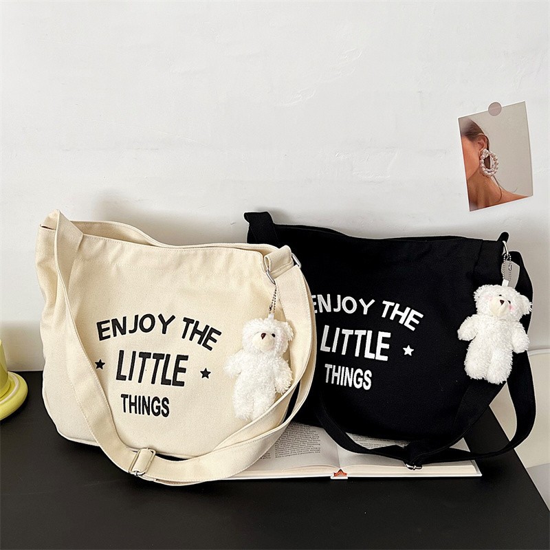 Large-capacity letter tote bag 2024 new solid color stylish hand-held canvas bag, fashionable and simple single-shoulder bag for cross-border Application Scenario