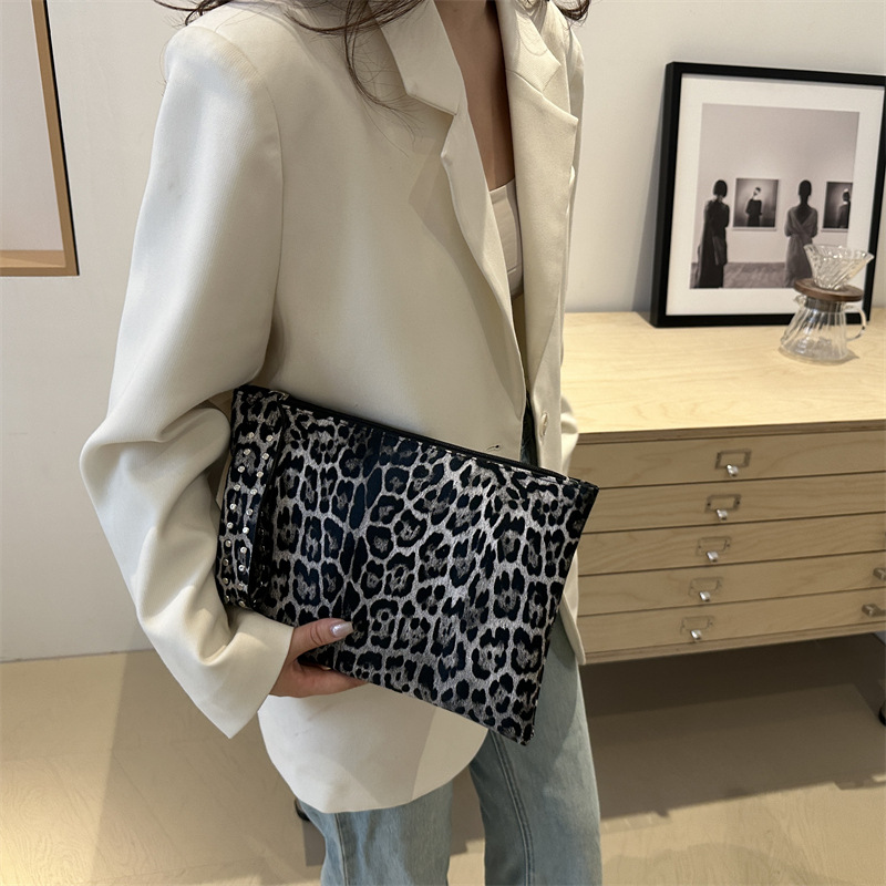 Ladies' handbag 2024 New style clutch bag, European and American fashion, niche and simple envelope bag, small square bag, storage bag, trendy details Picture