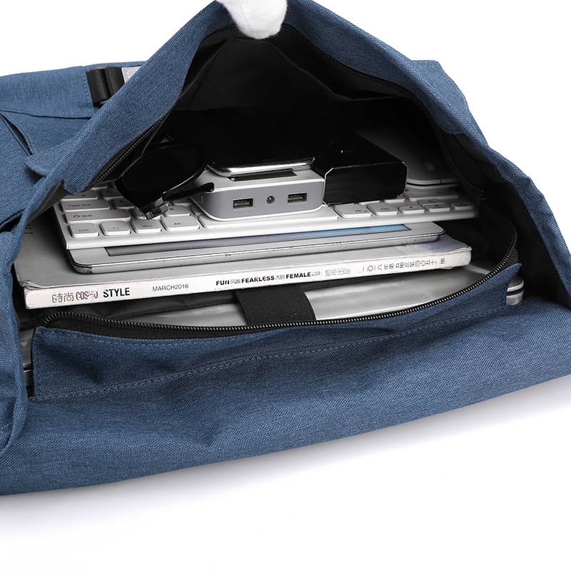 The new WEPOWER men's large-capacity crossbody bag is a functional commuting single-shoulder bag and a casual, sporty and simple men's bag Application Scenario