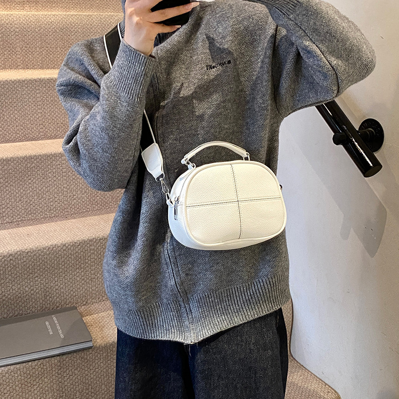 A new trendy women's single-shoulder crossbody bag with stitched stitching and shell bag in 2024, featuring Japanese and Korean versions details Picture