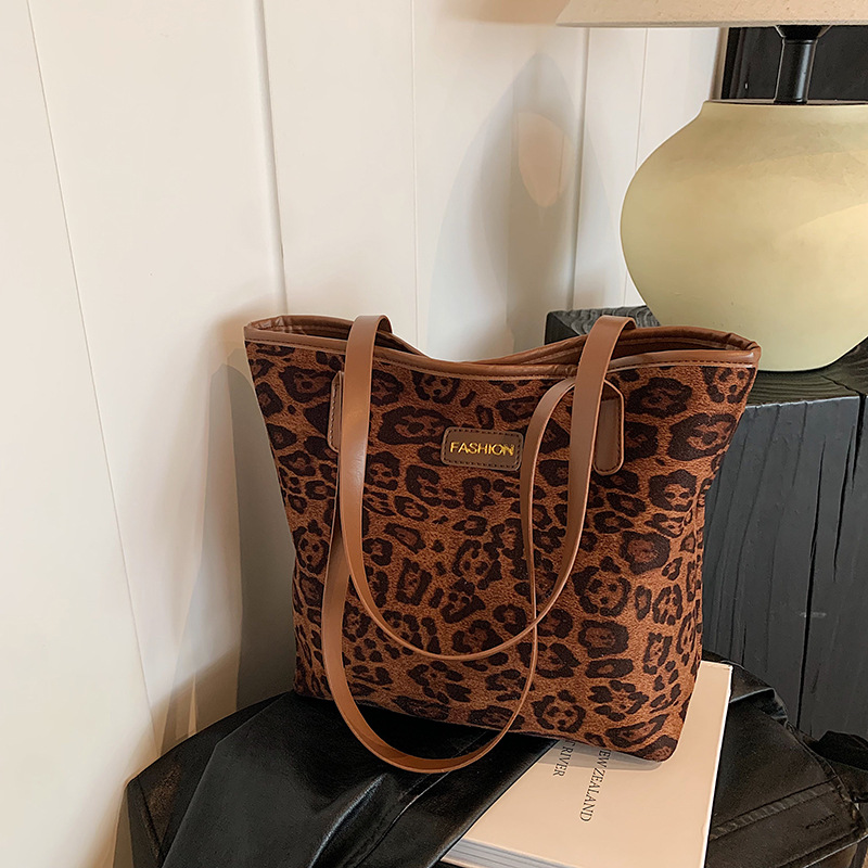 2024 New Korean version leopard print casual large-capacity commuter bag, trendy and simple single-shoulder underarm bucket bag full figure