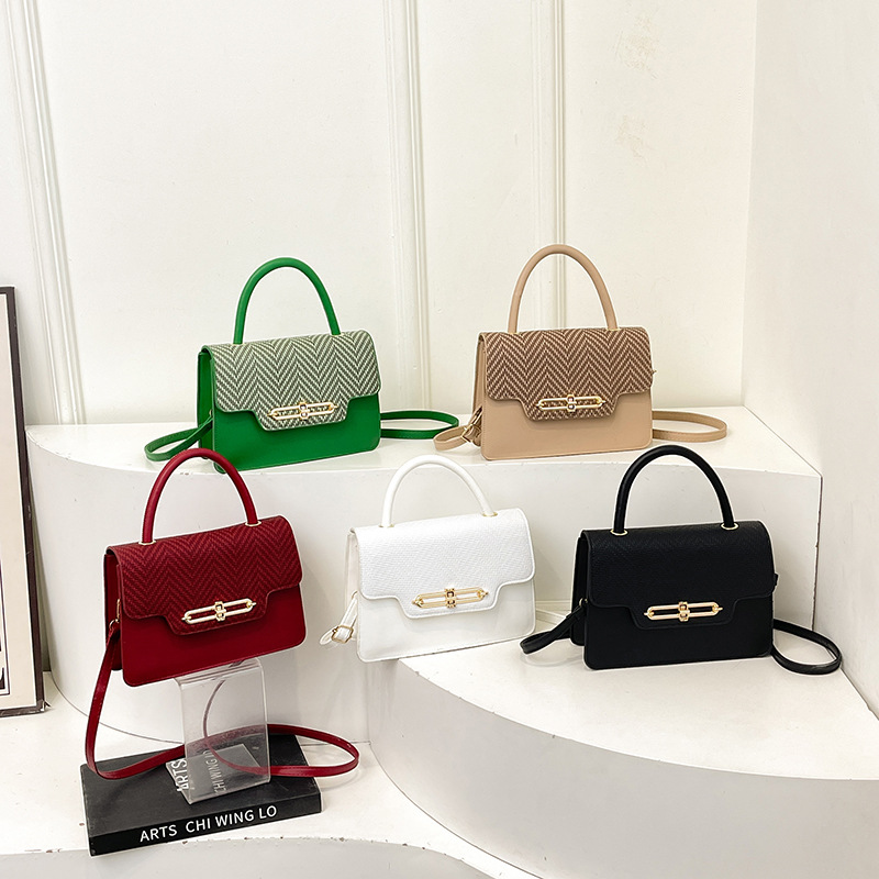 Retro casual hand-held small bag for women, 2025 new Korean style fashionable small square bag, high-end texture, niche crossbody bag Application Scenario