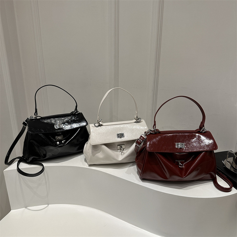 A new, stylish, laid-back and casual solid color 2024 retro and stylish large-capacity hand-held shoulder crossbody women's bag Application Scenario