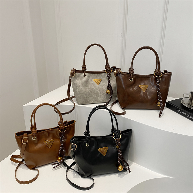 This is a versatile, simple and fashionable handbag for women's 2024 winter collection, featuring a high-end slanted bucket bag Application Scenario