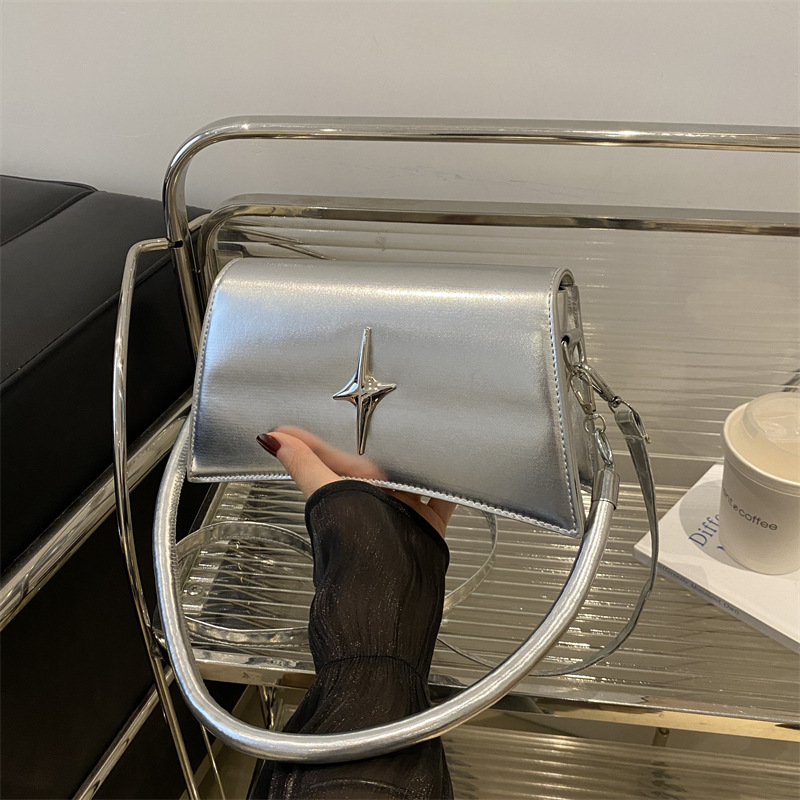 The new autumn 2024 collection features a fashionable and simple single-shoulder bag for women, a casual and simple crossbody bag, and a trendy Korean-style small square bag full figure