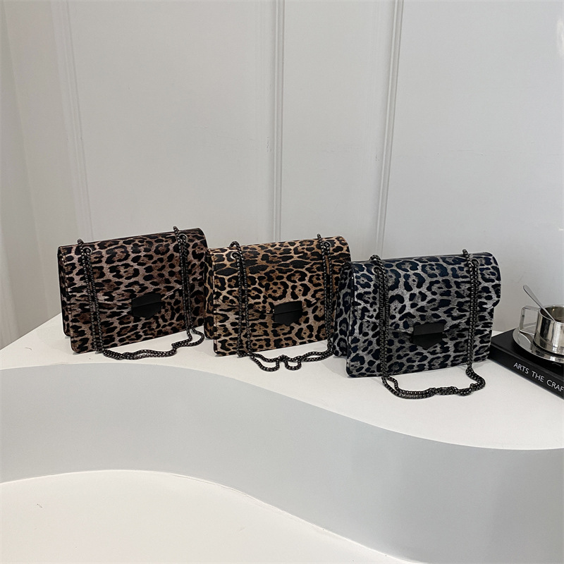 The 2025 new style of fashionable, trendy, textured and shaped small square bag, European and American retro leopard print single-shoulder bag, chain crossbody bag is in vogue Application Scenario