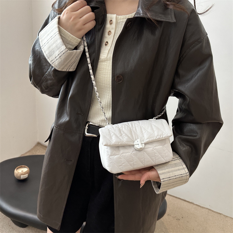 Cross-border versatile crossbody bag for women in autumn 2024, new pearl diamond chain bag, high-end single-shoulder small square bag details Picture