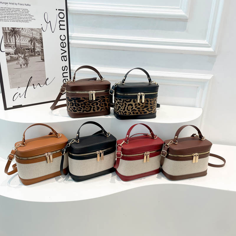 High-end leopard print small bucket bag for women 2025 new style, fashionable and versatile hand-held box bag, commuting single-shoulder crossbody bag Application Scenario