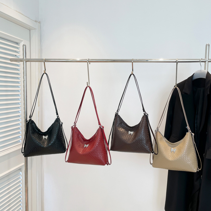 Retro and fashionable large-capacity hand-held bag for women, 2025 new style simple and casual tote bag, woven texture underarm bag Application Scenario