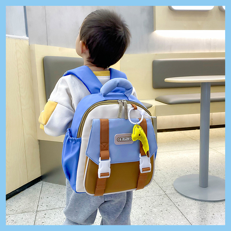 The new kindergarten schoolbag is lightweight and reduces the load. It is a trendy color-blocking backpack for children, both boys and girls, small sizes, and a travel backpack Application Scenario