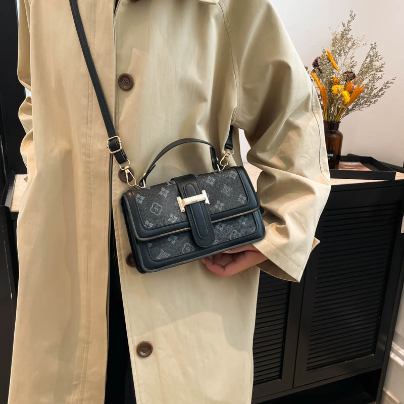 A stylish and stylish single-shoulder small square bag for the winter of 2024, featuring a niche design and a simple Korean-style hand-held crossbody bag details Picture