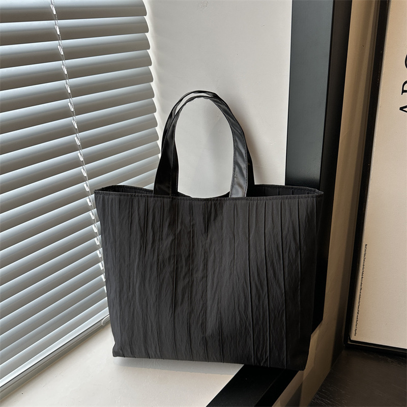 A new autumn/winter 2024 trendy solid color retro large-capacity single-shoulder bag for women, a versatile commuting handbag full figure